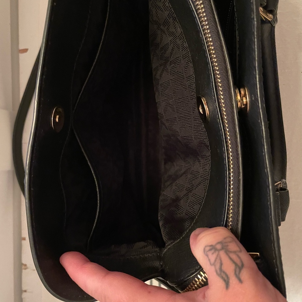 Michael Kors purse. - Picture 4 of 6